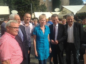 Die Promis beim Fotoshooting: EU-Kommissar  Oettinger (zweiter von rechts) neben Autorin Kabatek und Justizminister Stickelberger (zweiter von links). 